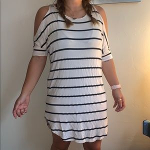 Exposed shoulder white stripes beach dress